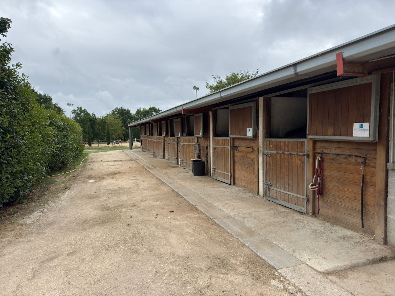 Écurie extérieure de propriétaires du Centre Équestre de Venat, ouverte sur les carrières